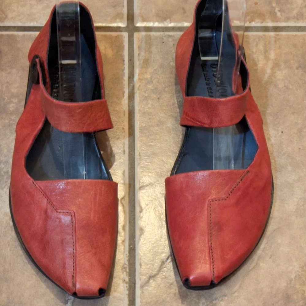 Cydwoq Resort red leather shoes size 6.5 New